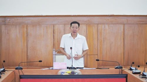 Phó Chủ tịch UBND thành phố Huế Hà Văn Tuấn phát biểu tại cuộc họp