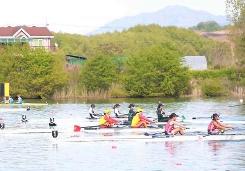Phạm Thị Huệ (áo vàng, ngồi trước) và đồng đội thi đấu tại Cúp Rowing châu Á 2026. Ảnh: NVCC