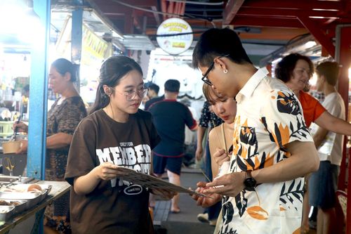 Du khách tham quan, trải nghiệm ẩm thực tại chợ đêm Sơn Trà. Ảnh: VĂN HOÀNG