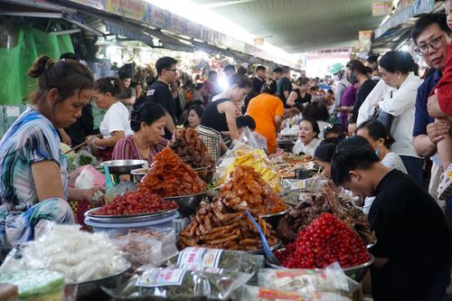 Nhu cầu tham quan, trải nghiệm ẩm thực tại các chợ Đà Nẵng trong dịp Giỗ Tổ Hùng Vương và 30/4 - 1/5 tăng mạnh. Ảnh: VĂN HOÀNG