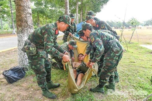 Cán bộ, chiến sĩ Đại đội 11, Tiểu đoàn 6, Trung đoàn 2, Sư đoàn 8 được Quân y hướng dẫn sơ cứu đồng đội say nắng, say nóng bằng biện pháp Taco.