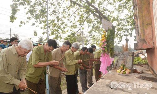 Cựu chiến binh thắp hương tại “Bia căm thù” ở ấp Hòa Mỹ, địa điểm ghi dấu sự kiện Mỹ, ngụy bắn chết 34 cán bộ, chiến sĩ và Nhân dân vào ngày 17-4-1961.