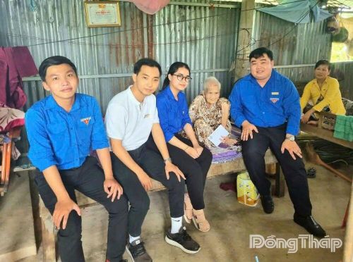 Thanh Thương (bìa phải) thăm và tặng quà Mẹ Việt Nam Anh hùng ở xã Đốc Binh Kiều.