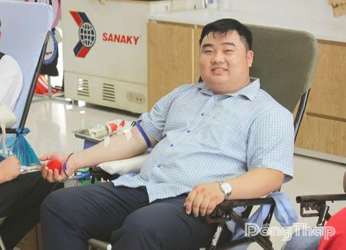 Thanh Thương tham gia hiến máu cứu người.