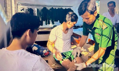 Nạn nhân được lực lượng Bộ đội Biên phòng tỉnh sơ cứu.