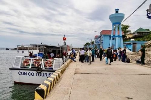 Khách du lịch đến Cồn Cỏ ngày càng đông.