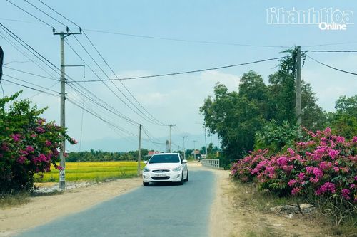 Một đoạn đường liên xã được nâng cấp, thảm nhựa.