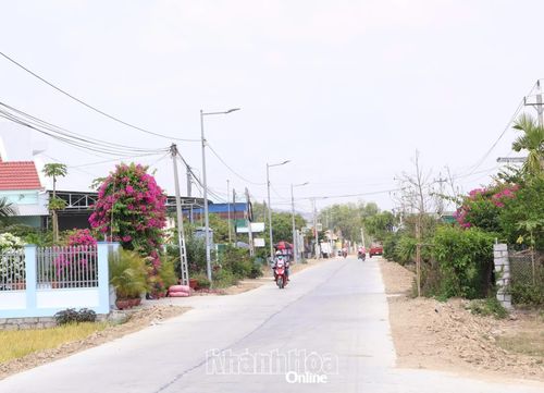 Một đoạn đường liên xã được nâng cấp, mở rộng.
