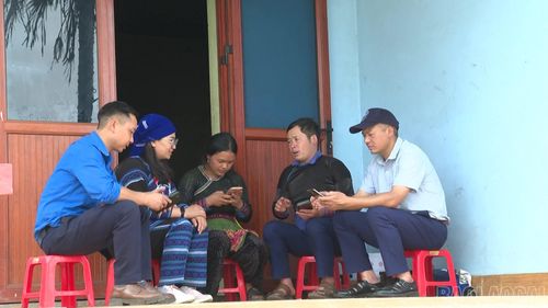 Tổ công nghệ số cộng đồng tích cực đến từng hộ dân hướng dẫn sử dụng dịch vụ công trực tuyến.