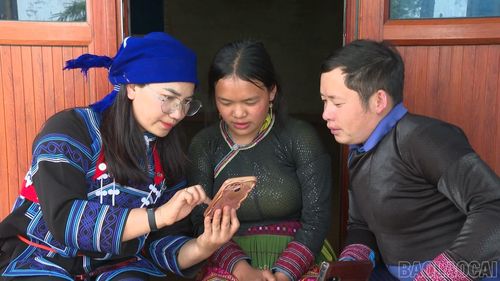 Người có uy tín và những người am hiểu phong tục, tiếng nói của đồng bào được huy động xuống thôn, bản hướng dẫn người dân.