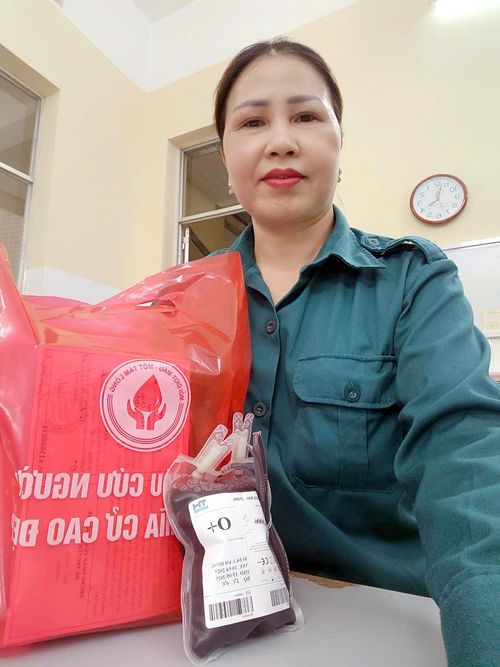 Bà Lê Thị Minh Châu trong khi đi tập quân sự, nghe BVĐK tỉnh cần máu khẩn cấp đã tranh thủ đi hiến máu