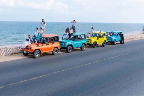 Xe jeep đầy màu sắc phục vụ du khách ngắm biển và các cảnh đẹp