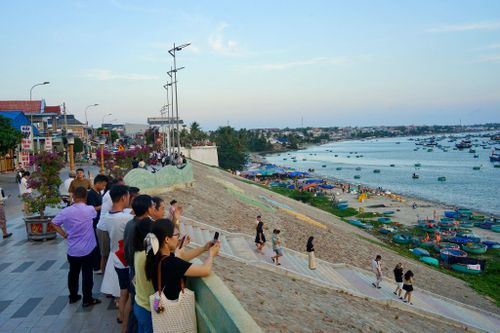 Rất đông du khách đến tham quan, vui chơi tại Mũi Né dịp Lễ Giỗ Tổ Hùng Vương và 30/4