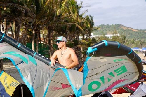Lướt ván diều hiện nay đang được du khách lựa chọn khi đến Mũi Né