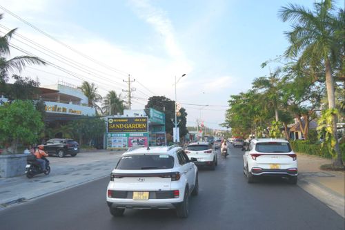 Dòng khách đổ về Mũi Né vào chiều 25/4