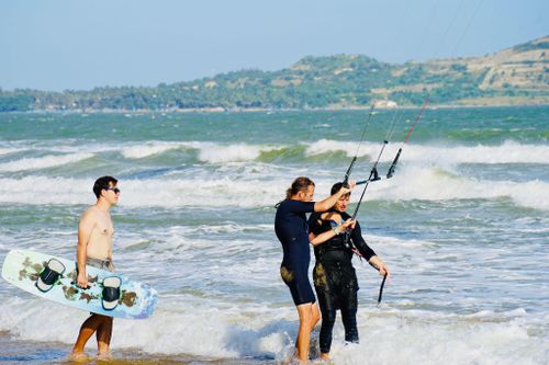 Du khách trải nghiệm lướt ván diều tại Mũi Né