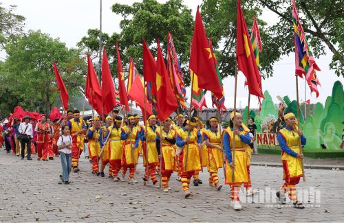 Đoàn rước lễ phẩm thực hiện nghi lễ tế tạ tại Khu di tích Quốc gia đặc biệt Cố đô Hoa Lư.