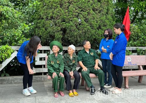 Đoàn viên thanh niên trò chuyện, lắng nghe ký ức chiến tranh từ các cựu chiến binh - những “nhân chứng sống” đang truyền lại giá trị lịch sử cho thế hệ hôm nay.