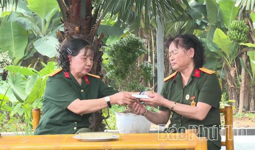Bà Nguyễn Thị Sự và bà Hà Thị Lợi kể về kỷ vật của liệt sĩ Hà Thị Viền.
