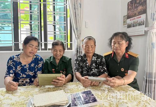 Người thân xem lại kỷ vật của liệt sĩ Hà Thị Viền.