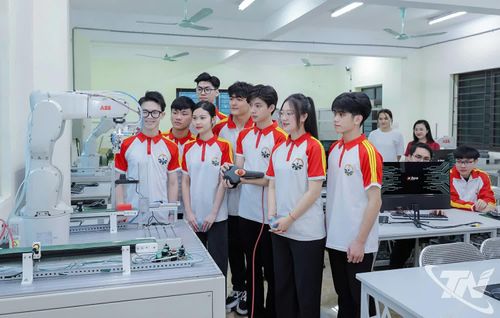 Bùi Thị Nguyệt và các bạn trong tiết học gắn liền với ứng dụng mô hình thực tế.