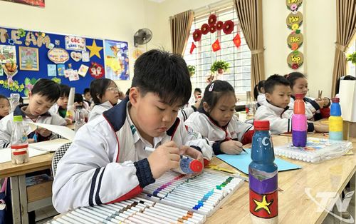 Học sinh sáng tạo nhạc cụ từ chai lọ, vật liệu tái chế trong giờ học âm nhạc.