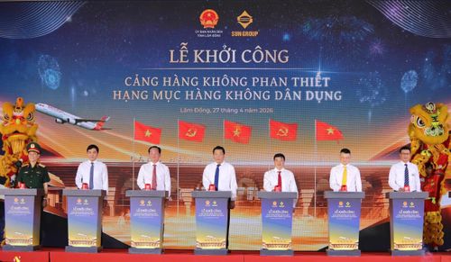 Các đại biểu bấm nút khởi công dự án Cảng hàng không Phan Thiết - hạng mục dân dụng.