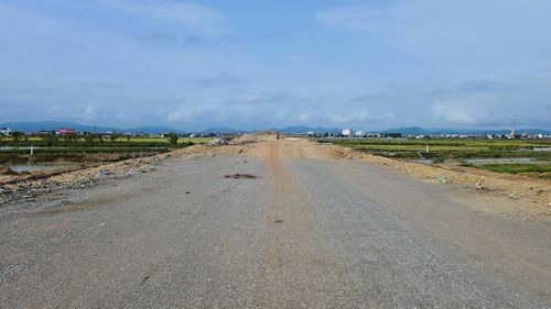 Hiện tại, dự án QL12A đoạn tránh Ba Đồn còn lại đoạn khoảng 200m từ phía dưới cầu Km 5+148 lên tới Km 5+360 chưa thảm bê tông nhựa, đang chờ lún.