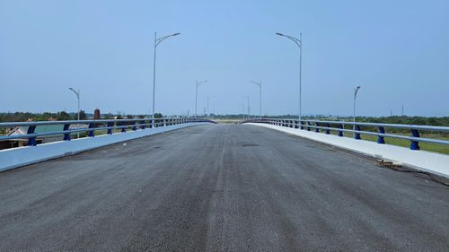 Tại đây, cầu vượt QL1 (cầu Km 0+430) thuộc nút giao liên thông đầu tuyến gồm 5 nhịp đã hoàn thành, mặt cầu đã thảm bê tông nhựa; lan can cầu và cột đèn chiếu sáng hai bên cầu đã lắp đặt xong.