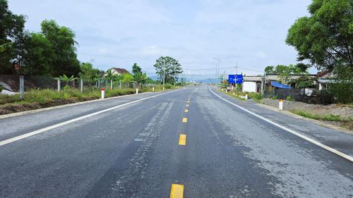 Dự án gồm hai gói thầu xây lắp, do Sở Giao thông vận tải (nay là Sở Xây dựng) tỉnh Quảng Trị làm chủ đầu tư, khởi công vào tháng 11/2022, tổng mức đầu tư (điều chỉnh) hơn 477,1 tỷ đồng, dự kiến hoàn thành vào cuối tháng 6/2026.