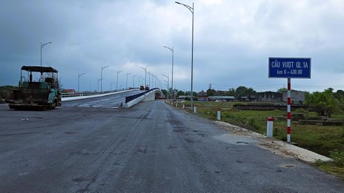 Cầu Km 0+430 chỉ còn vài chục mét cuối cùng đoạn tường chắn có cốt phía Tây đang thảm bê tông nhựa hoàn thiện.