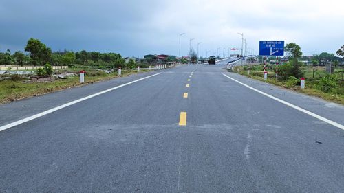 Bốn đoạn tuyến nhánh phía hai đầu cầu Km 0+430 dành cho phương tiện từ QL1 lên QL12A đoạn tránh Ba Đồn và ngược lại đã thảm bê tông nhựa, lắp đặt cọc tiêu, tiêu dẫn hướng… Phạm vi các tuyến nhánh này vuốt nối vào QL1 vướng mặt bằng với chiều dài khoảng 50m tại xã Quảng Trạch đã được tháo gỡ.