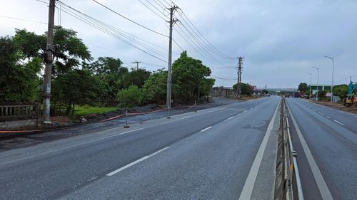 Ông Trần Quang Trung, Chủ tịch UBND xã Quảng Trạch cho biết, đoạn 50m vị trí nhánh vuốt nối vào QL1 của nút giao đầu dự án vướng mặt bằng liên quan đến hai hộ dân, qua công tác tuyên truyền truyền vận động, cả hai hộ dân trên đã cơ bản đồng ý bàn giao mặt bằng đoạn còn lại này và hiện nay nhà thầu đang thi công.