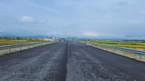 Phía dưới đoạn đang chờ lún trên mặt đường đã thảm bê tông nhựa, lắp đặt hộ lan tôn lượn sóng…
