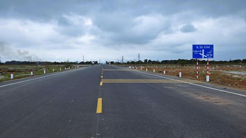 Dọc tuyến, từ cầu vượt QL1 (cầu Km 0+430) thuộc nút giao liên thông đầu tuyến lên tới đoạn phía dưới cầu Km 5+148 và đoạn từ Km 5+360 lên tới nút giao cuối tuyến tại Km 5+757 đã hoàn thành, thảm xong bê tông nhựa mặt đường, lắp đặt cọc tiêu, biển báo, biển chỉ dẫn, hộ lan tôn lượn sóng, sơn kẻ vạch…
