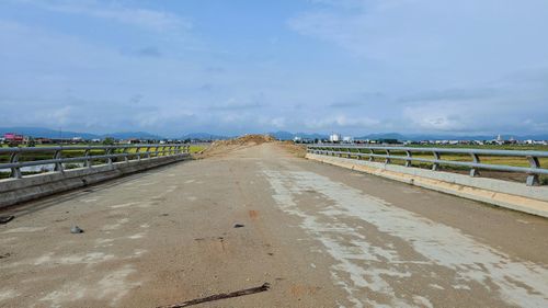 Theo đại diện chủ đầu tư và nhà thầu thi công, lũy kế sản lượng hai gói thầu xây lắp dự án QL12A đoạn tránh Ba Đồn đến nay hơn 304,7/327,5 tỷ đồng (đạt hơn 93% hợp đồng), hiện các đơn vị đang thi công hoàn thiện các vị trí nhánh vuốt nối vào QL1 thuộc nút giao đầu dự án, đồng thời phấn đấu hoàn thành đoạn còn lại hiện đang xử lý nền đất yếu vào cuối tháng 6/2026.