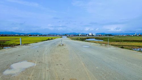 Đoạn cuối tuyến dự án đã hoàn thành (phía trước) và cuối đoạn đang xử lý nền đất yếu nói trên, đây cũng là đoạn còn lại chưa thảm bê tông nhựa tại dự án QL12A đoạn tránh Ba Đồn.