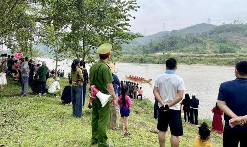 Công an xã Tứ Mỹ đảm bảo ANTT tại Lễ hội đua thuyền trên sông Ngàn Phố.
