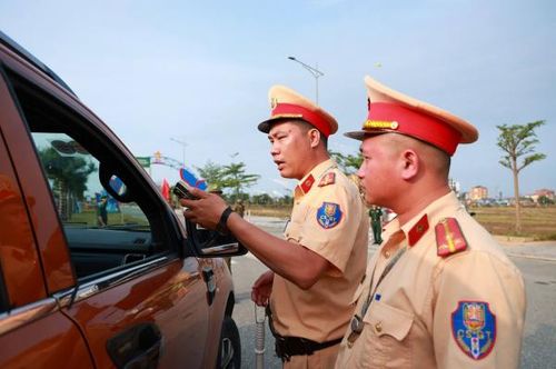 Lực lượng CSGT tổ chức phân luồng, đảm bảo an toàn giao thông tại các sự kiện trọng đại trong các kỳ nghỉ lễ liên tiếp, đảm bảo giao thông thông suốt.
