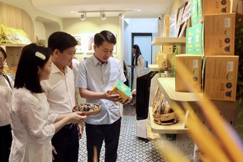 Thúc đẩy tiêu dùng nội địa, kết hợp truyền thống và chuyển đổi số (livestream) giúp doanh nghiệp mở rộng đầu ra, khẳng định chất lượng hàng Việt.