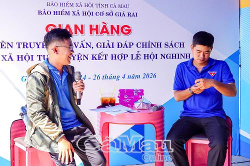 Đoàn viên bốc thăm câu hỏi tìm hiểu về chính sách BHXH tự nguyện.