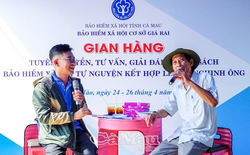 Bí thư Chi bộ Ấp 2 Nguyễn Văn Sáng tham gia tìm hiểu về chính sách an sinh.