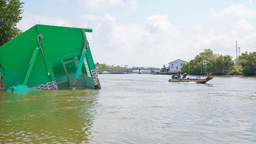 Các bến cẩu hàng hóa và hạ tầng kinh doanh của người dân bị hư hại nặng nề do sạt lở.