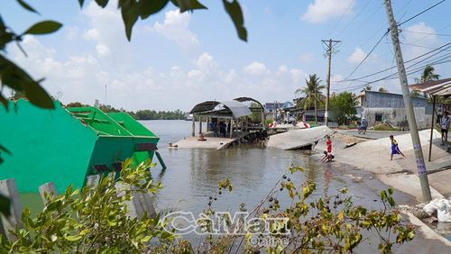 Cửa hàng thức ăn thủy sản bị cuốn xuống lòng sông sau vụ sạt lở xảy ra vào ngày 24/4.