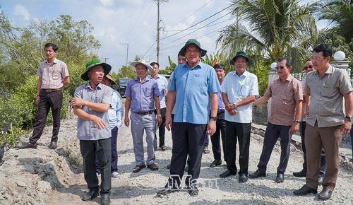 Đoàn công tác kiểm tra các vết nứt mới xuất hiện trên tuyến Đầm Dơi - Tân Dân, nơi có nguy cơ sạt lở rất cao.