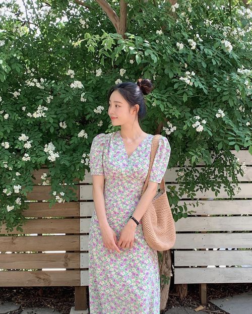 Váy hoa nhí nhấn eo vừa thanh lịch, vừa trẻ trung, tươi tắn
