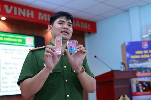 Thiếu tá Vũ Đình Thinh chia sẻ về các mẫu vật ma túy núp bóng dưới vỏ bọc tinh vi