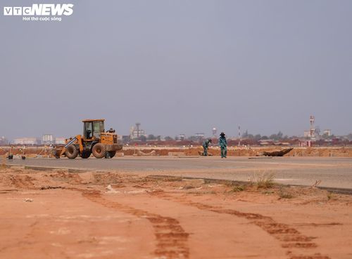 Một trong những vấn đề đáng chú ý là tình trạng thiếu hụt nhân lực tại công trường.Thực tế đã xảy ra tình trạng một số kỹ sư, công nhân nghỉ việc giữa chừng, chuyển sang công trình khác.