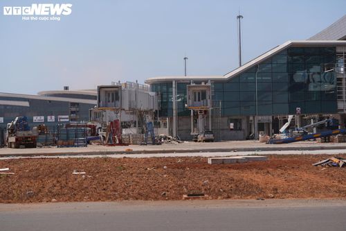 Ghi nhận của PV Báo Điện tử VTC News, tại công trường trong khung giờ làm việc ban ngày cho thấy mật độ nhân công tại một số khu vực chưa cao so với quy mô tổng thể dự án.