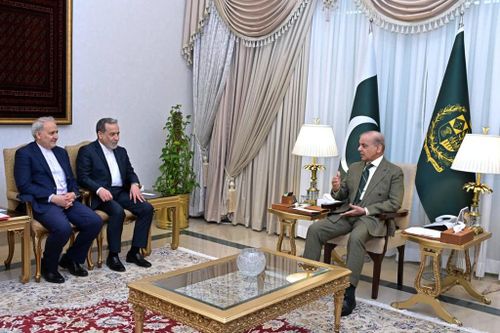 Trong bức ảnh do Văn phòng Thủ tướng Pakistan công bố, Ngoại trưởng Iran Abbas Araghchi (thứ hai từ trái) gặp Thủ tướng Shehbaz Sharif tại Islamabad, Pakistan, ngày 25/4/2026. (Văn phòng Thủ tướng Pakistan/AP)